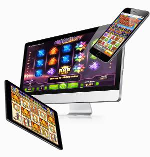 Man som spelar slots på laptop